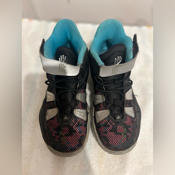 Kyrie Basketball Sneakers- kids 13c - Picture 4 of 9